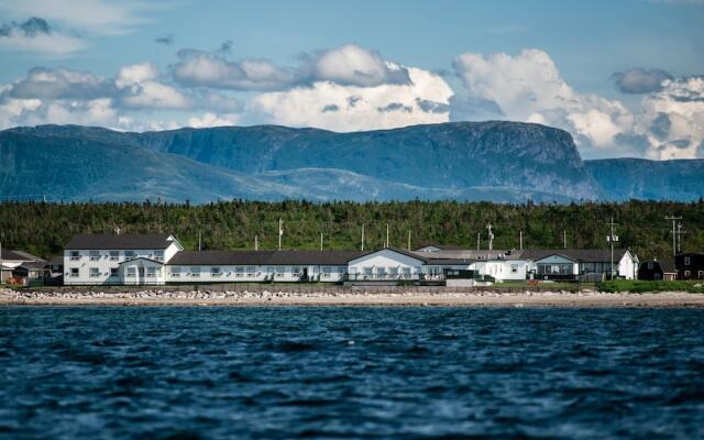 Shallow Bay Motel & Cabins