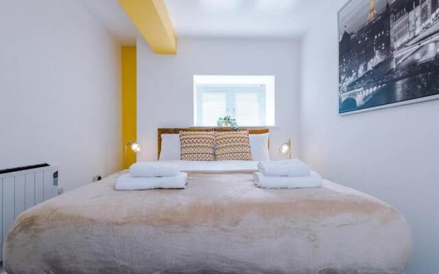 Stunning 2-bed Apartment With Allocated Parking