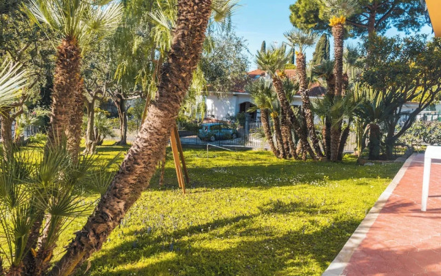 Lemon Apartment with Garden and Sea View