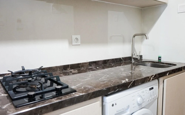 Stylish Studio Puri Mansion Apartment