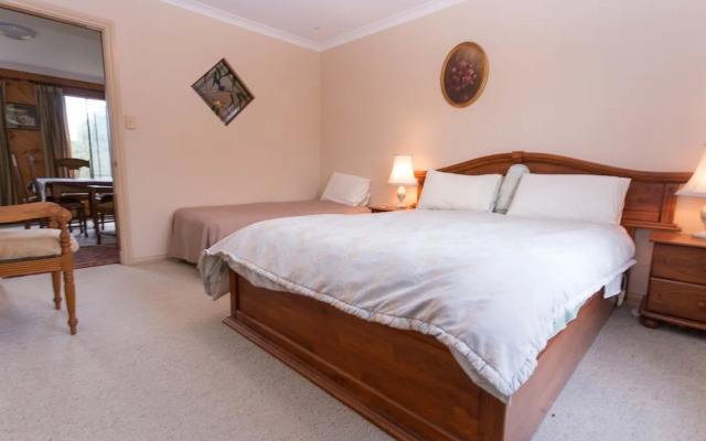 Albany's Big Grove Bed & Breakfast