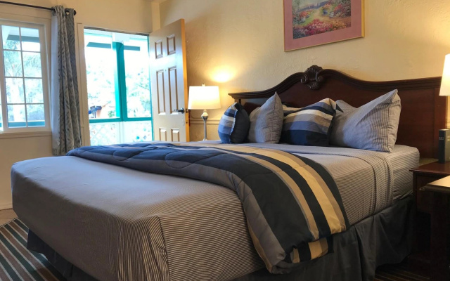 Monterey Pines Inn