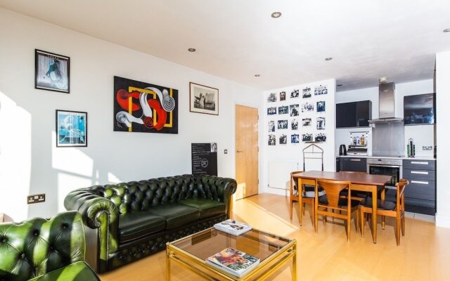 1 Bed Top Floor Flat near Shoreditch