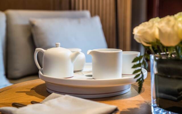 Yihe lake shore Hotspring