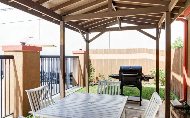 Quality Suites Houston IAH Airport - Beltway 8