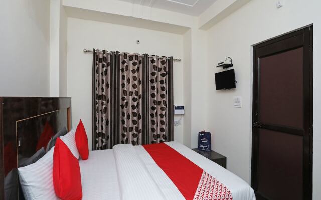 OYO 16815 Hotel Suresha
