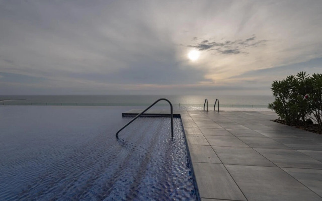 Stylish 1BR Apartment w Balcony Amazing View