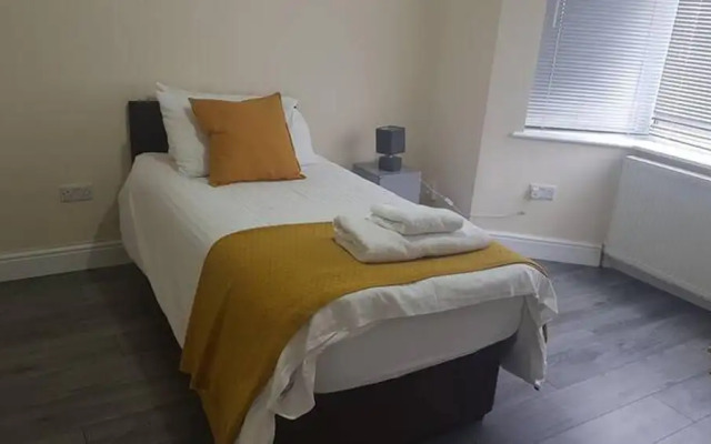 4 Bedroom House in Grays - Sleeps 6 & Parking