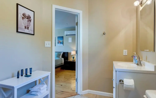 Game Room w/ Pool Table! Downtown Mobile Condo