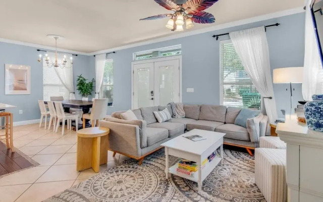 The Bluefin 6 Bedroom Home by RedAwning