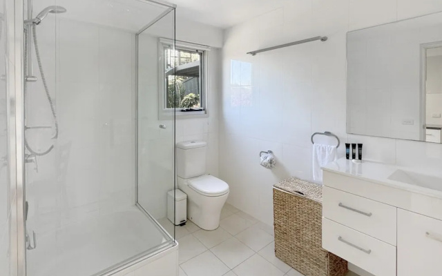 Spacious Beach Studio With Alfresco Dining – Bathroom – Surf Beach