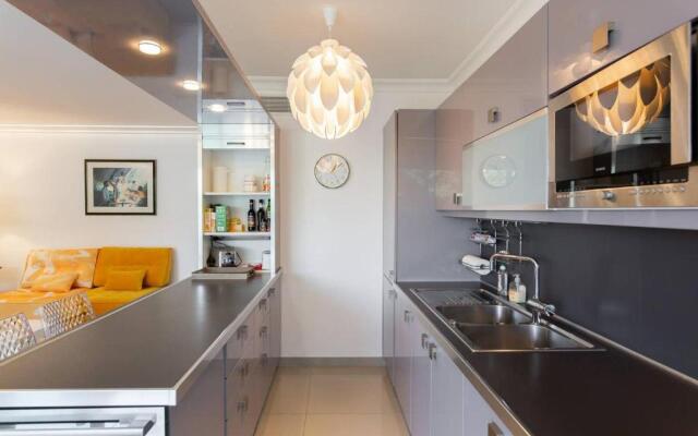 Martinez Hotel Area: Modern 3 Bedrooms W/ Terrace