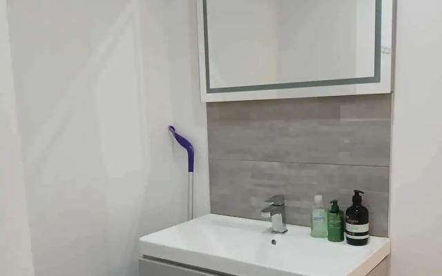 2 Bed-sleeps 5- Street Parking-3 Min to Beach