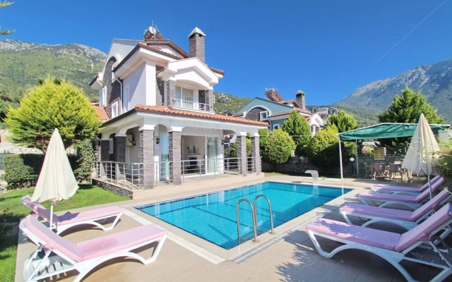 Arnna Villa 4 by Villa Buketi