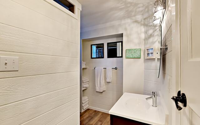 The Purple House - Four Bedroom Home