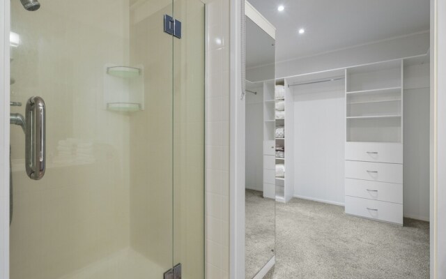Spacious Family Home - Backyard-Mt-Views
