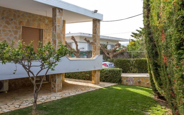 Spacious home with garden in Marathonas