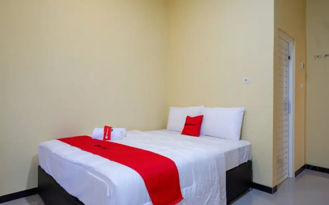 RedDoorz near Alun Alun Pati