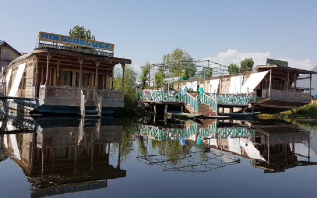 Houseboat Appolo Eight