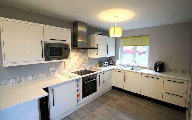 3 Bed House - Sleeps 6 - Fully Refurbished