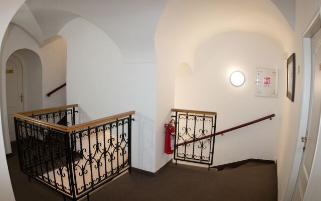 Nelly Kelly's Hotel