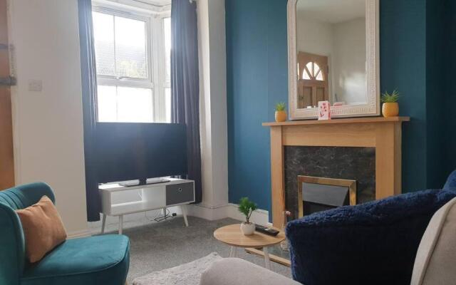 Cosy 2 Bedroom City House with 2 Bathrooms