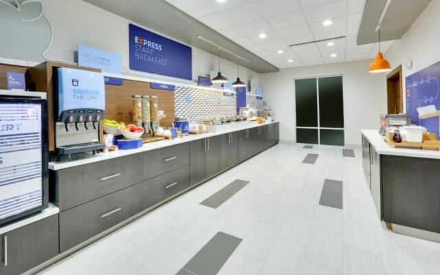 Holiday Inn Express & Suites Plano - The Colony by IHG