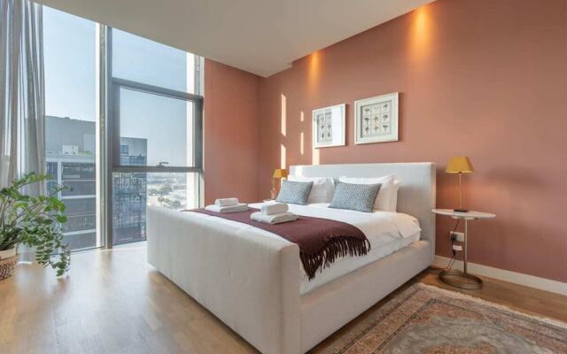 Luxury Apartment Stroll Away From City Walk