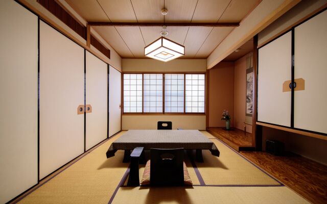 Yufuin Onsen Wafu Ryokan Tsuenosho
