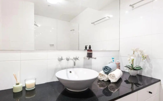 A Modern & Stylish Studio Next to Darling Harbour – Bathroom – Sydney