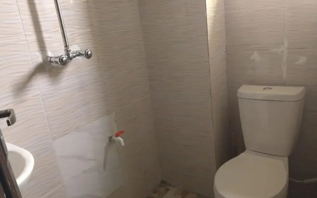 2 Bed - Sleeps 4 - Aircon - Free Parking