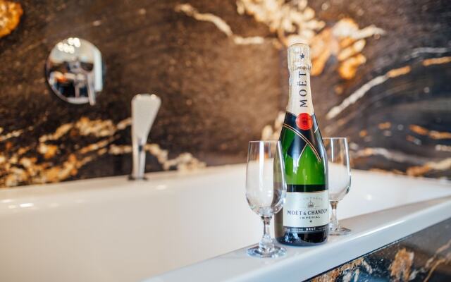 Avesa Luxury Apartments by Wawel Castle