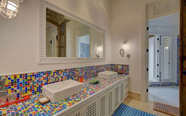 6 BR Beachfront Lush Oasis