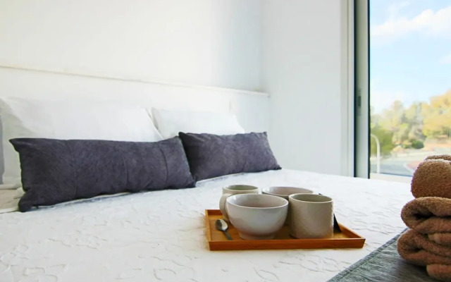 Phaedrus Living: Seaside Executive Flat Harbour 205
