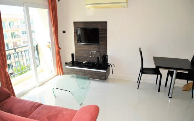 Park Lane studio apartment with swimming pool view Pattaya