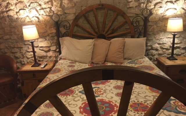 The Historic Leakey Inn