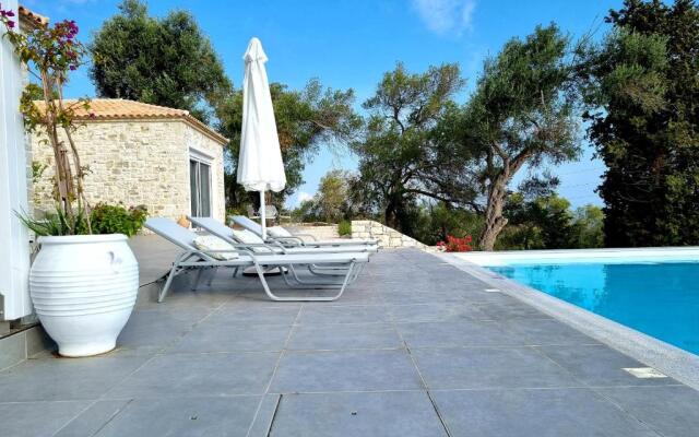 Villasleeps10-garden-freeparking-pool-ac