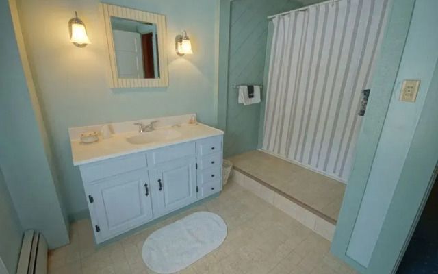 Tuckernuck Inn