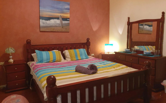 JUST-4-YOU! amazing sea views, WIFI, fullly air-conditioned, king bed