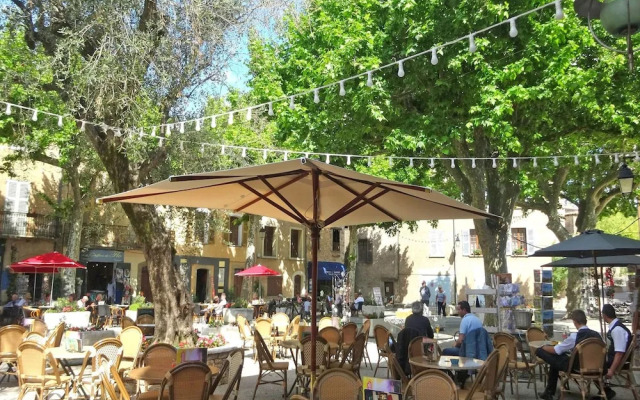 Peaceful Mansion With Roofed Terrace in Lorgues France