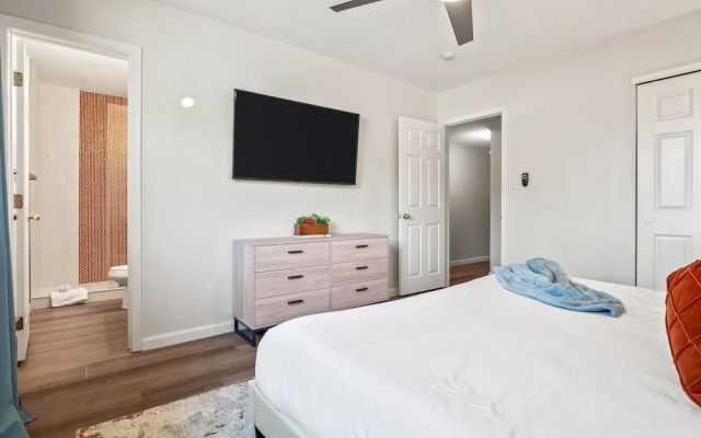 5BR Sleeps 10 Hot Tub Fire Pit Games & Walk to ASU