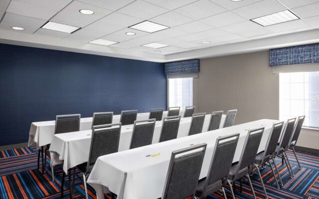 Hampton Inn & Suites State College at Williamsburg Square