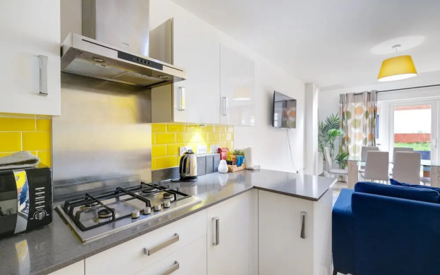 Foxherne 6 Bed & 3 Bath Serviced Hse -20