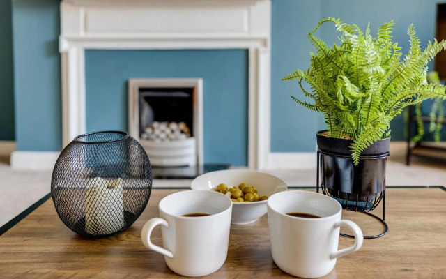 Luxury 2 Bed Garden Apartment With Parking