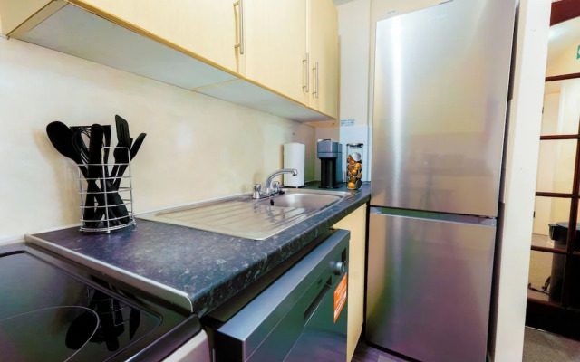 Lovely & Bright 2-Bed Apartment