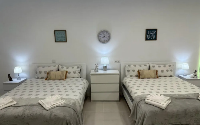 Luxurious Spacious Studio Retreat Close to Funchal