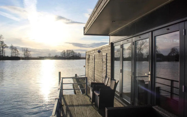 Luxe woonboot unieke locatie Friesland Âlde Feanen