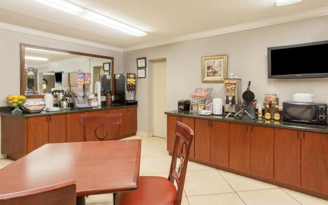 Super 8 By Wyndham Monroe West