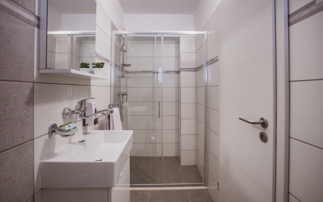 Luxury Modern House, Just 1 min Walk to the Beach