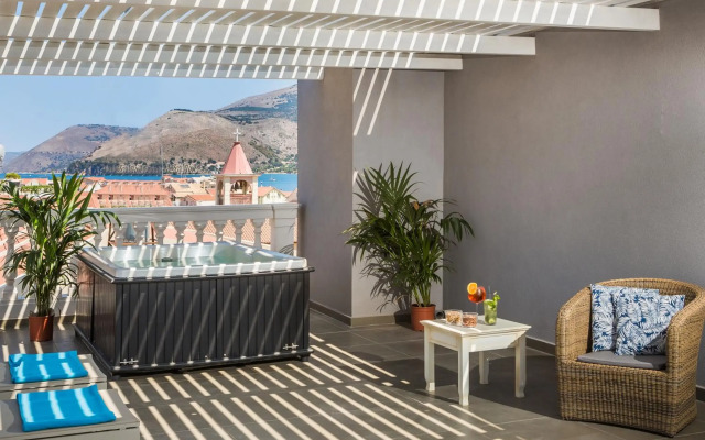 Aenos Hotel